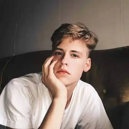 6686体育铁牌作者Becky