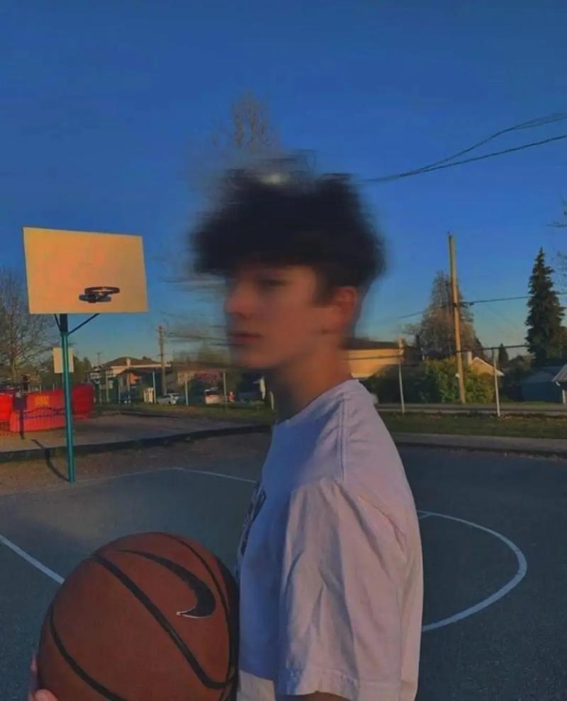 6686体育铁牌作者Aaron