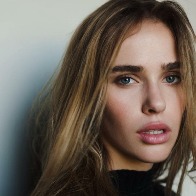 6686体育金牌作者Lloyd